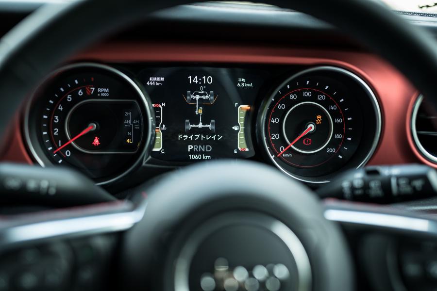 Панель приборов Jeep Wrangler Unlimited Rubicon (JL) 2019 года  (JP) (фото 2 из 18)